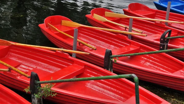 Barche sulla riva sul molo — Foto Stock