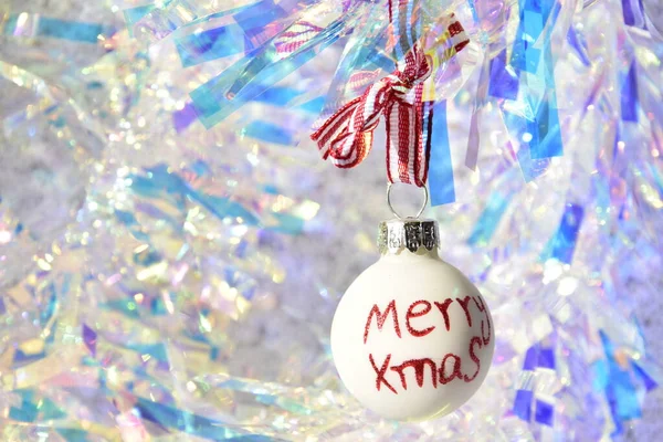 Bola Blanca Navidad Colgando Una Cinta Roja — Foto de Stock