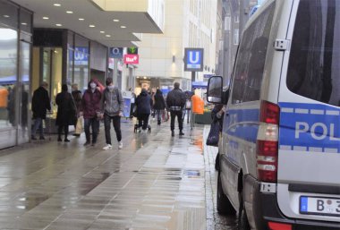 Berlin Almanya Kasım 2020, Spandau Altstadt 'taki bir salgın sırasında polis arabası ve maskeli adamlar