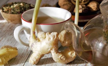 Çaydanlıkta çay ve taze çiğ badem kökü.