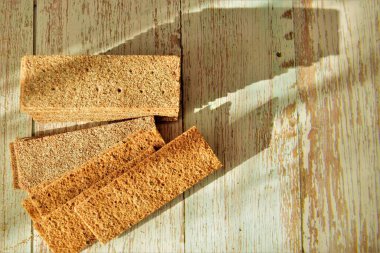 Tahta bir masada gevrek, ince çavdar ekmeği.