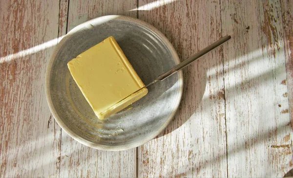 Manteiga Prato Azul Com Uma Faca — Fotografia de Stock