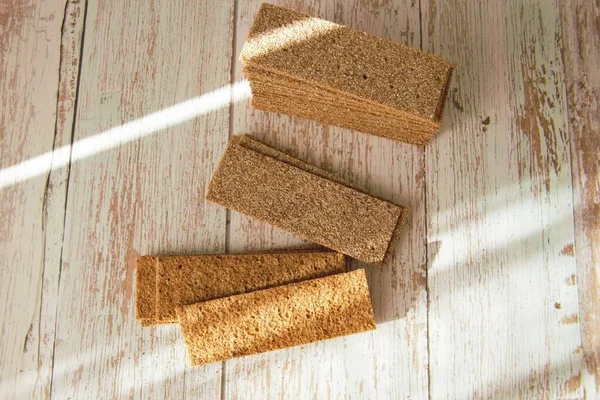 Křupavý Tenký Žitný Chleba Dřevěném Stole — Stock fotografie