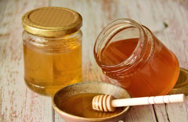 Cam kavanozlar ve bir kase bal.