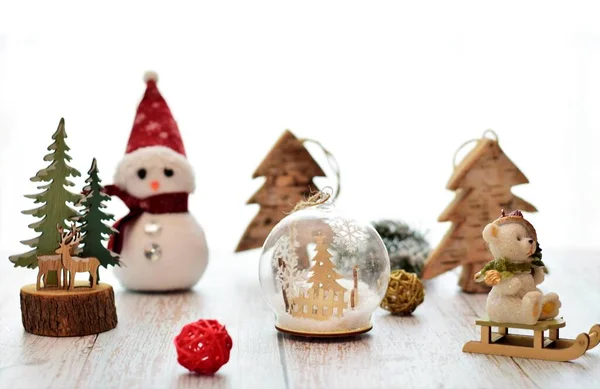 木製のテーブルの上にクリスマスの装飾木製とガラス — ストック写真