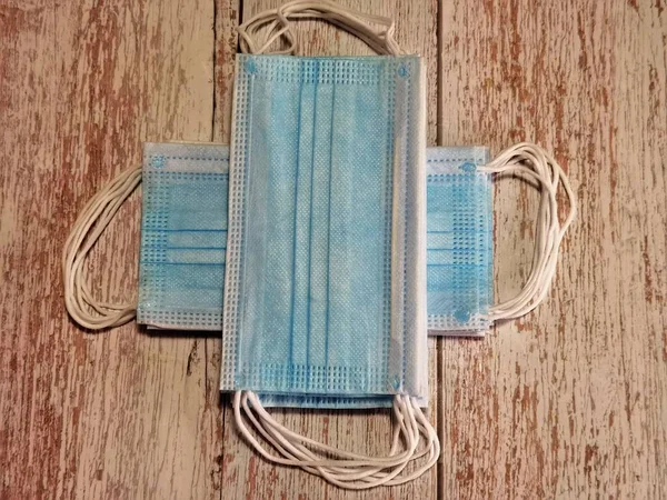 Tek kullanımlık tıbbi maskeler ahşap şarap masasında.