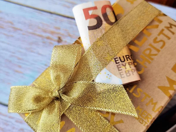 50 Euro ve kurdeleli hediye kutusu