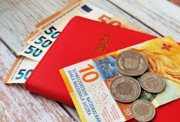 Notizbuch Kalender 2021 Und Euro Franken Banknoten — Stockfoto