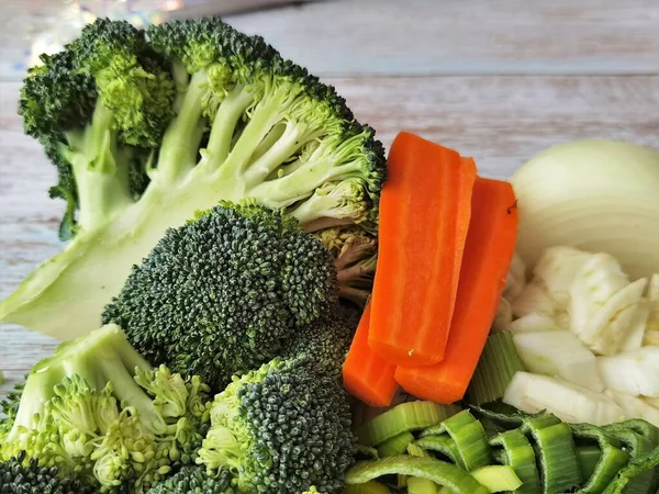 Verduras Frescas Una Mesa Madera —  Fotos de Stock