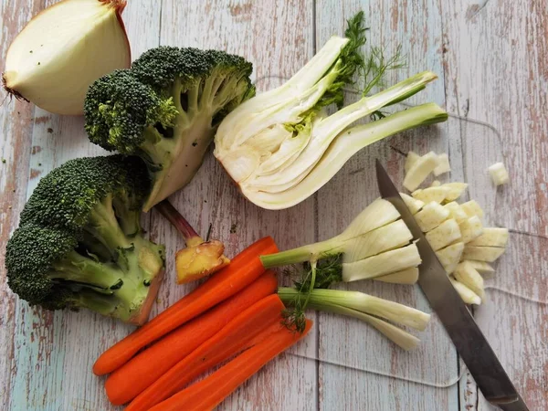 Verduras Frescas Una Mesa Madera —  Fotos de Stock