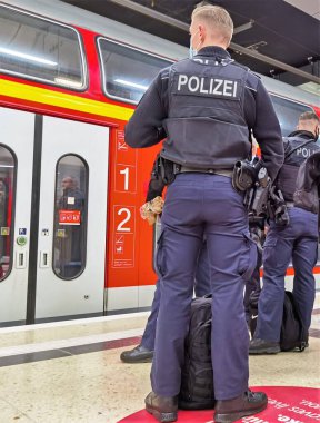Berlin Brandenburg Almanya Kasım 2020, Polis yeni havaalanı bölgesel tren istasyonunda