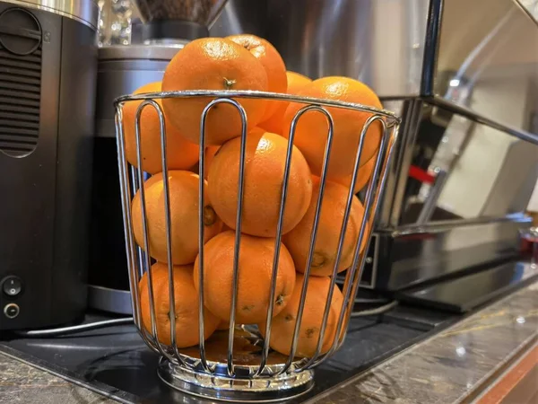 Sinaasappels Een Metalen Mandje Kantine — Stockfoto