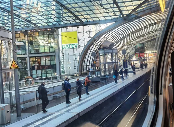 Berlin Niemcy Listopad 2020 Zamaskowani Pasażerowie Peronie Głównego Dworca — Zdjęcie stockowe
