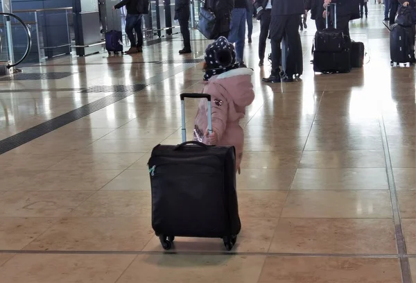 Girl Next Suitcase Airport — Stock Photo, Image