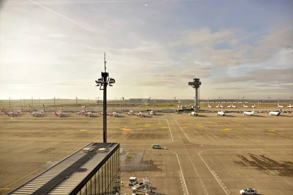 ベルリンブランデンブルク2020年11月 新しい空港のレーダーと航空機 — ストック写真