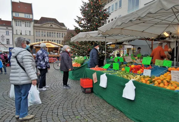 Berlin Kasım 2020 'de, maskeli insanlar markette kuyruğa girmişti.