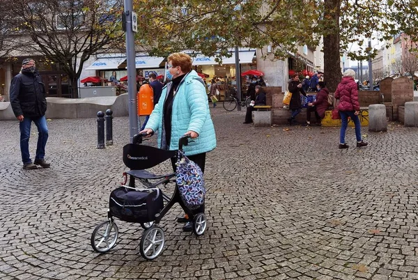 Berlin Spandau Germany Listopad 2020 Zamaskowana Starsza Kobieta Rolkami Zewnątrz — Zdjęcie stockowe