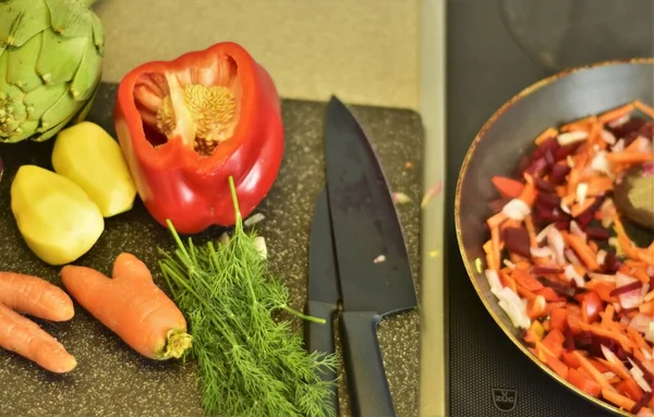 Färska Grönsaker Svartkniv Och Stekpanna — Stockfoto