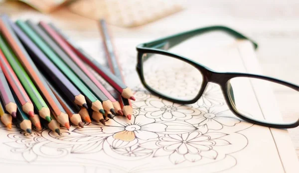 Yetişkinler Için Renkli Kalemler Gözlükler Boyama Kitabı — Stok fotoğraf