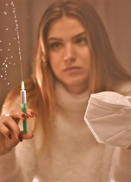 Jonge Vrouw Een Medisch Masker Houdt Een Spuit Met Een — Stockfoto