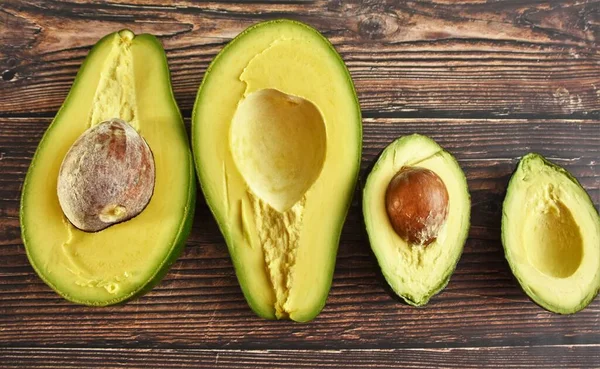 Plakjes Avocado Met Graan Een Houten Tafel — Stockfoto