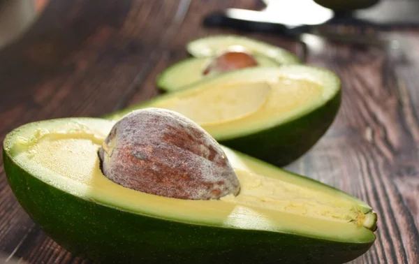 Avocado Geheel Helften Een Groene Kom — Stockfoto