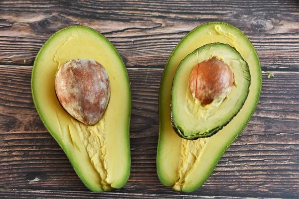 Avocado Geheel Helften Een Groene Kom — Stockfoto