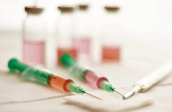 Twee Spuiten Injectieflacons Met Geneesmiddelen — Stockfoto