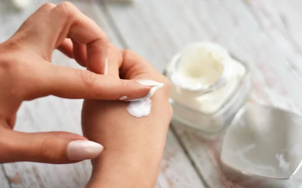 Handcreme Auf Der Hand Einer Frau — Stockfoto