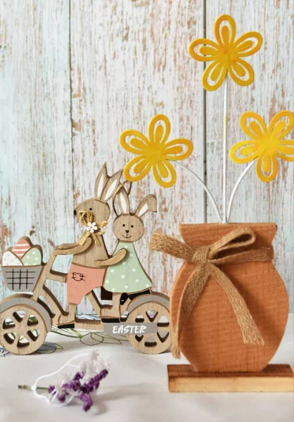 复活节木制装饰品 兔子和花卉 — 图库照片