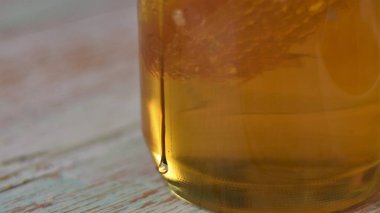 Bal ve bal, cam kavanozda