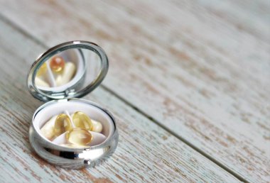 Aynalı yuvarlak hap kutusu