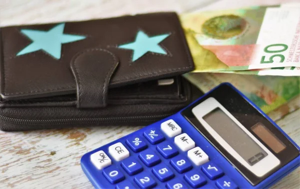 Niebieski Kalkulator Pieniądze Portfel — Zdjęcie stockowe