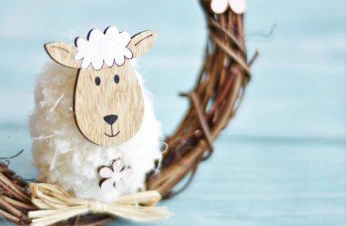 Bir kuzunun dekoratif figürü. Çember bir daldan yapılmış bir hasır kaplama. 