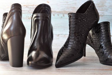 Ahşap zeminde kadın deri çizmeleri