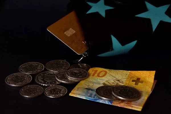 Karta Kredytowa Portfelu Franki Szwajcarskie Monetami — Zdjęcie stockowe
