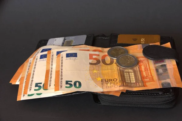 50 avro banknotlar ve plastik banka kartları