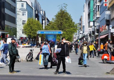 Berlin Charlottenburg Almanya, 28 Nisan 2021, Metroya yakın sokakta maskeli insanlar 