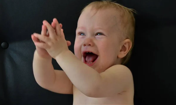 Gioioso Bambino Backgroun Nero — Foto Stock