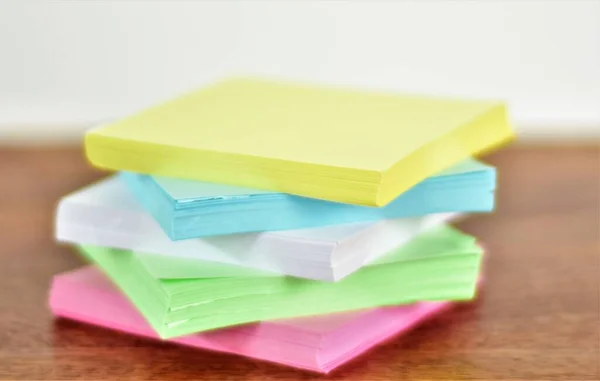 Tahta Bir Masada Renkli Kağıt Yığını — Stok fotoğraf