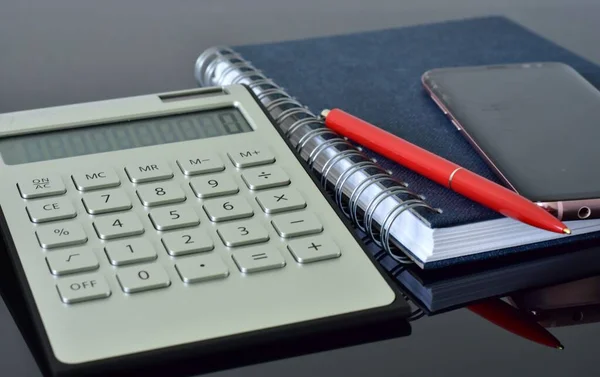 太阳能计算器 春季笔记本 圆珠笔和智能手机 — 图库照片