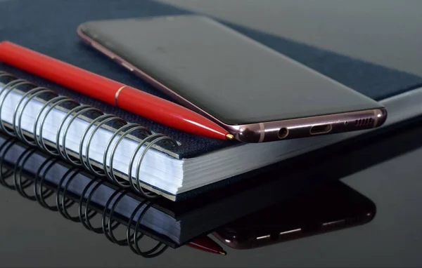 Metal Yay Defter Otomatik Tükenmez Kalem Akıllı Telefon — Stok fotoğraf