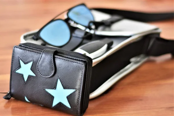 Accesorios Para Mujer Gafas Sol Bolso Mano Llaves Del Coche — Foto de Stock