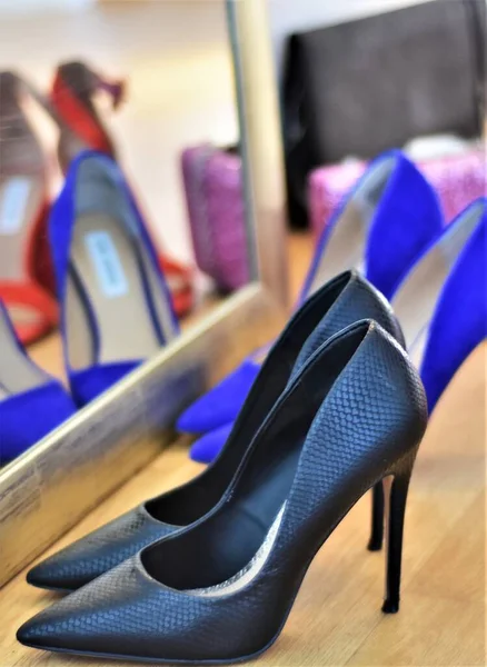 Κομψό High Heeled Παπούτσια Σταθεί Στο Παρκέ Δάπεδο Κοντά Στον — Φωτογραφία Αρχείου