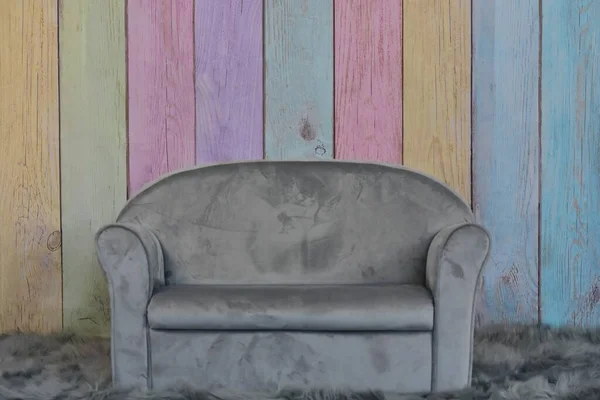 儿童灰色沙发 背靠多种颜色的木板 — 图库照片