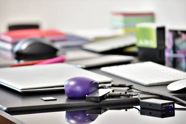 Laptop Und Drahtlose Maus Adapter Und Anderes Zubehör Auf Dem — Stockfoto