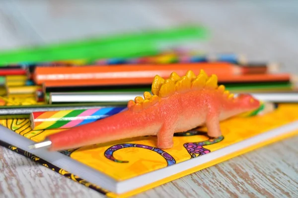 Okul Malzemeleri Dino Kalem Renkli Kalemler Defter — Stok fotoğraf