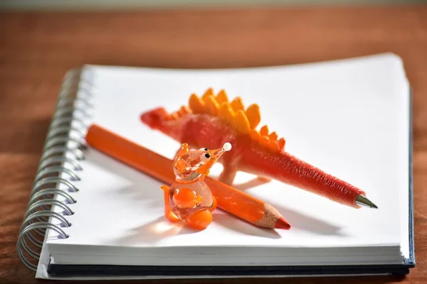 Skleněná Liščí Figurka Oranžová Tužka Dino Pero Notebooku — Stock fotografie