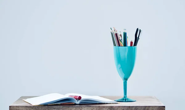 Meyve Suyu Bardağında Renkli Kalemler Kalem Makas — Stok fotoğraf