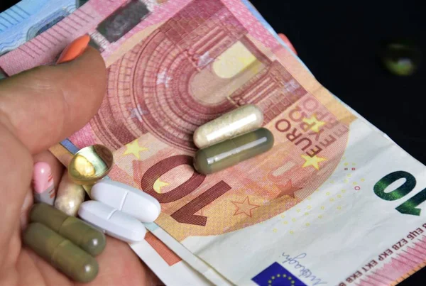 Kobieta Drapie Banknoty Euro Pigułki Medyczne Kapsułkami Rękach — Zdjęcie stockowe